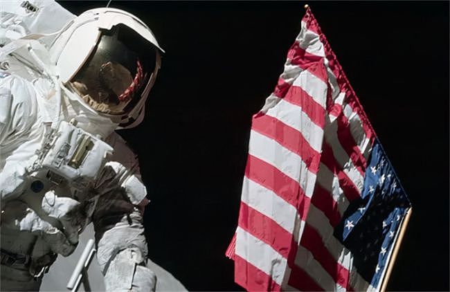 五星红旗亮相月球，美国登月被指造假：为何美国国旗能随风飘扬？ - 10