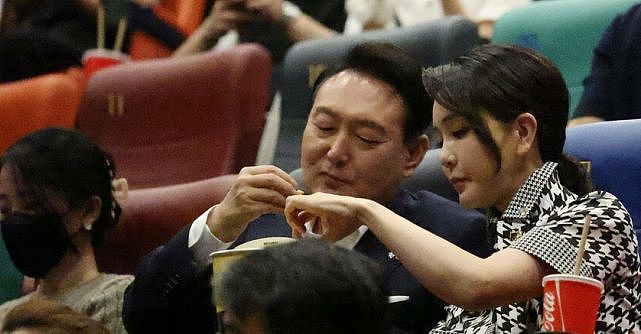 韩总统夫妇亮相看电影真甜！金建希穿千鸟格，抱着爆米花真像少女 - 4