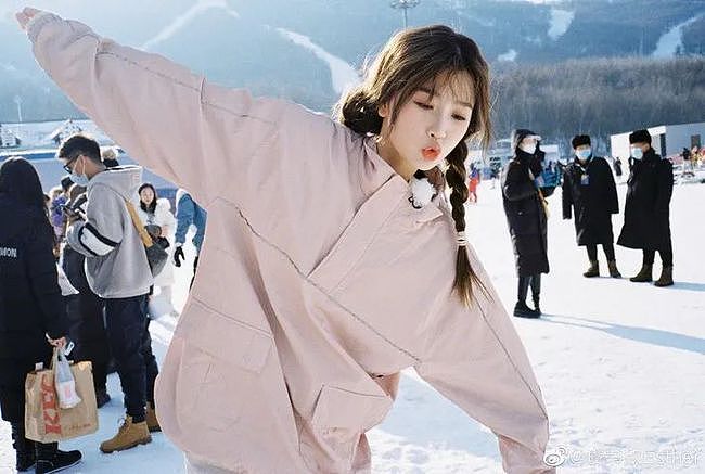 OMG | 虞书欣的雪场拍照pose分解，，空气都能变甜 - 29