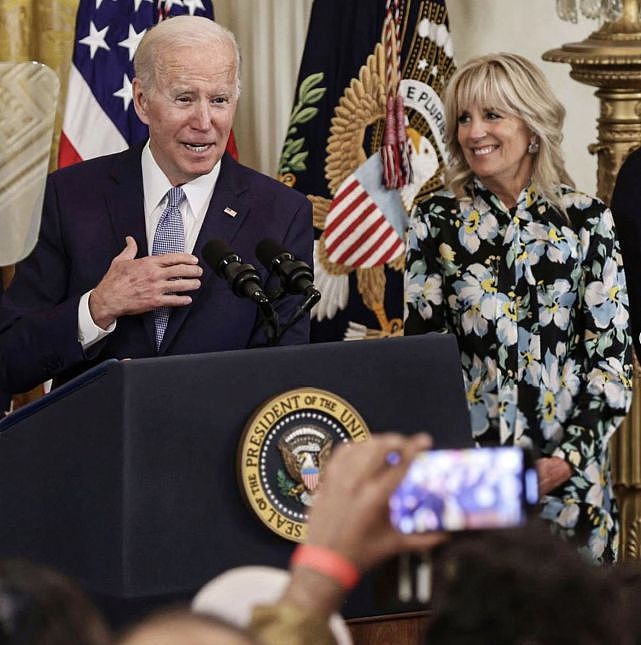 70岁美国第一夫人欢迎墨西哥总统夫妇！穿镂空花裙太嫩，扮成少女 - 9