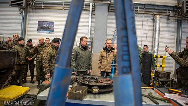 波兰总统视察第10装甲旅 正培训乌克兰士兵 掌握豹2坦克操作技能 - 13