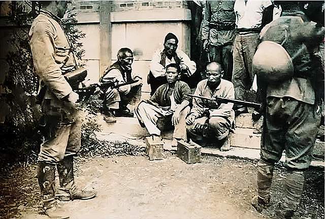 1938年，一队日军在小山村扫荡，日本兵写下了残忍的一幕 - 10