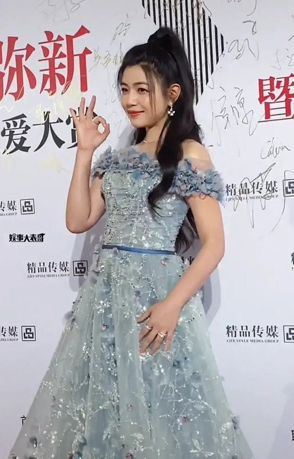 38岁的陈妍希真耐老，穿蓝色长裙美得像“花仙子”，圆脸太加分 - 6