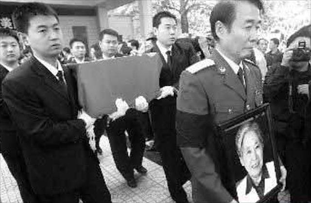 王光美追悼会：93岁的谷牧坐轮椅赶来送别，儿子刘源行最后的军礼 - 9