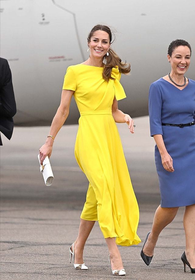 凯特抵达牙买加太美了！一身蝴蝶结黄裙仙气十足，马尾造型好减龄 - 2