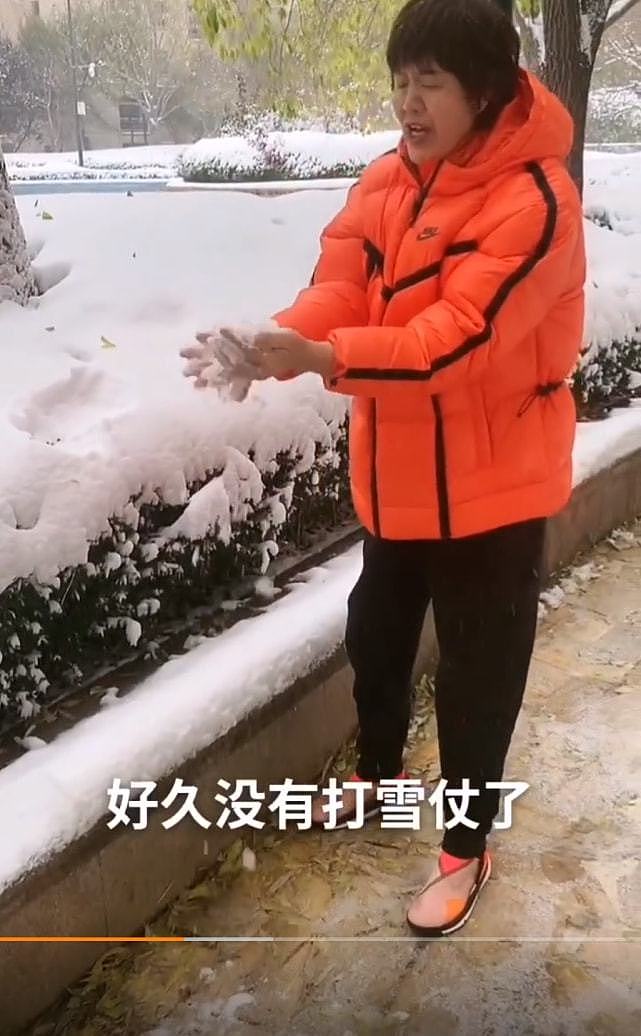 少女感十足!郎平北京初雪后小区玩雪球打雪仗,请大家吃雪包的饺子 - 5