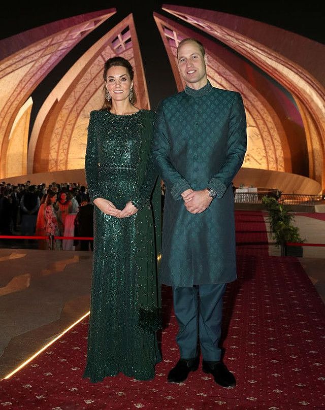 凯特依然又穿旧衣服，两年前的一条绿色珠片裙，身材曲线更完美 - 2