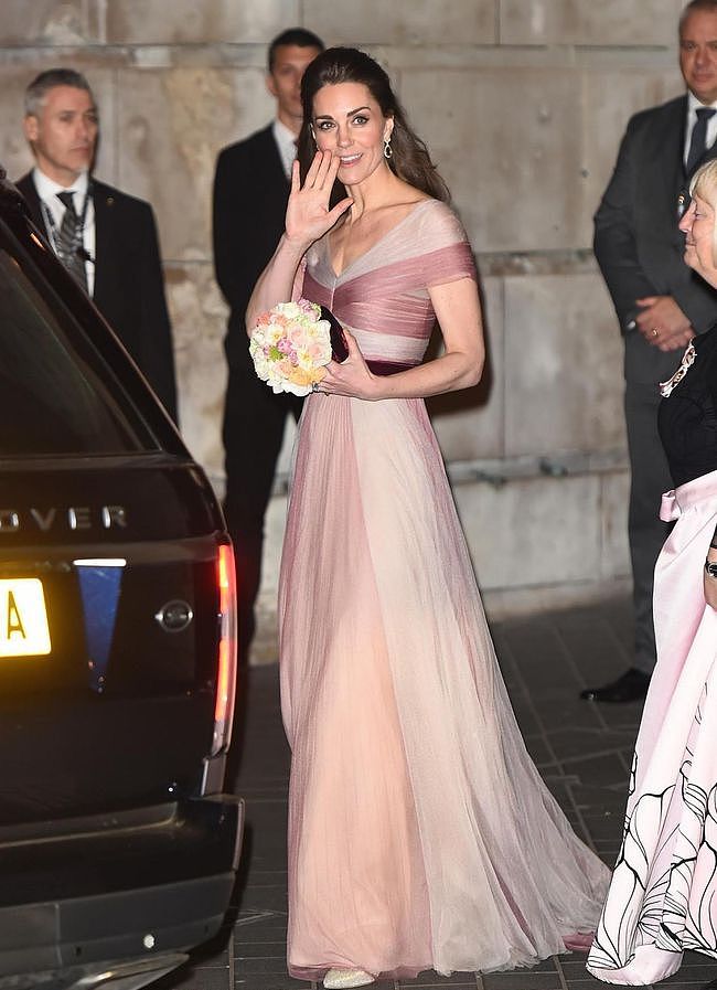 英国王妃也有“少女心”粉色纱裙满满优雅气质，手捧鲜花气质出众 - 2