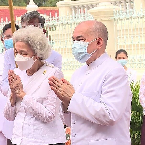 柬埔寨太后的新照养眼！蕾丝披肩暴露少女心，比95岁英女王更优雅 - 2