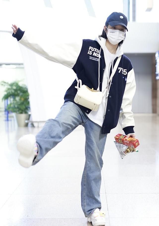欧阳娜娜终于回台北了，穿男友装走机场，拿着韩国零食走路太卡通 - 5