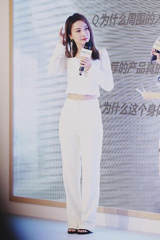 吴昕变化挺大的，虽然还梳齐刘海，但穿白色连体装尽显熟女风范 - 12