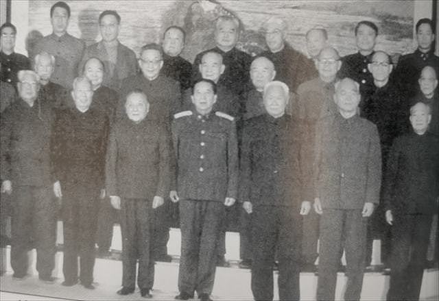 1989年邓小平退休，秦基伟邀请他与二野老将见面，邓小平欣然应约 - 7