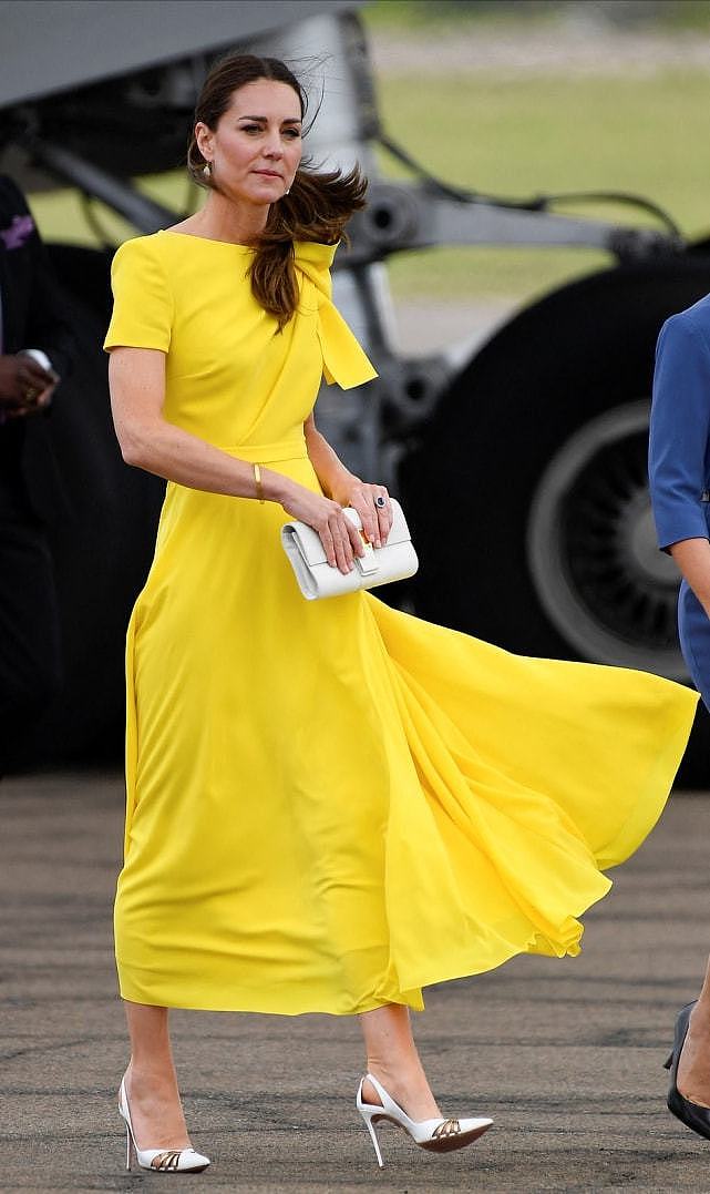 凯特抵达牙买加太美了！一身蝴蝶结黄裙仙气十足，马尾造型好减龄 - 1