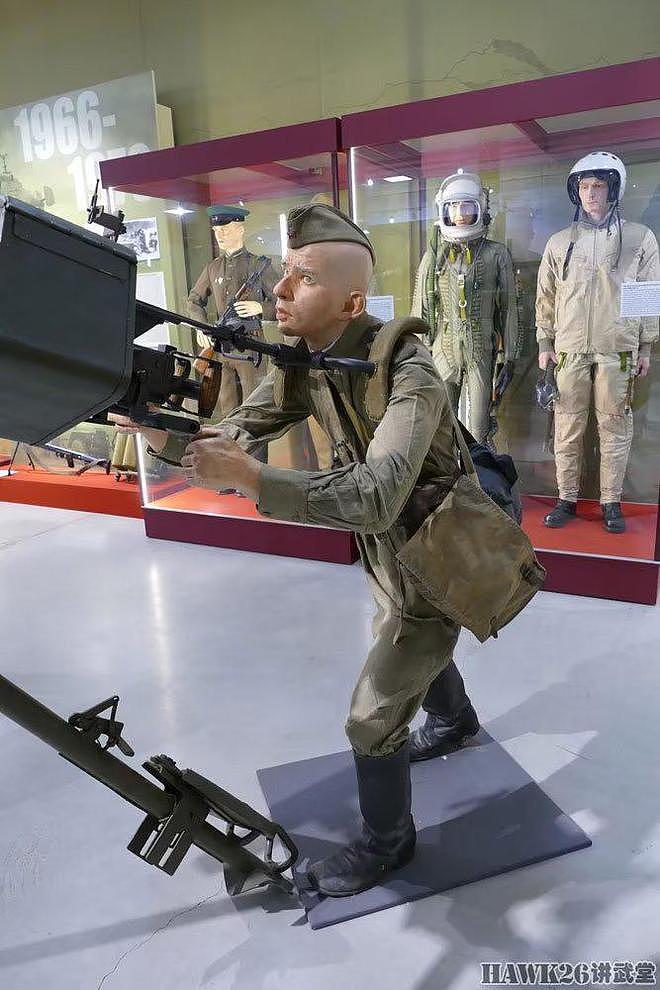 俄罗斯博物馆为高射机枪配备模特 展现射手紧张状态 准备随时开火 - 4