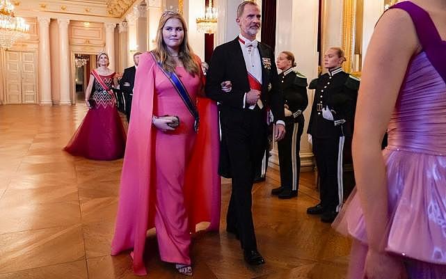 欧洲王室4位未来女王世纪同框！荷兰公主160斤吸睛，挪威公主好看 - 7