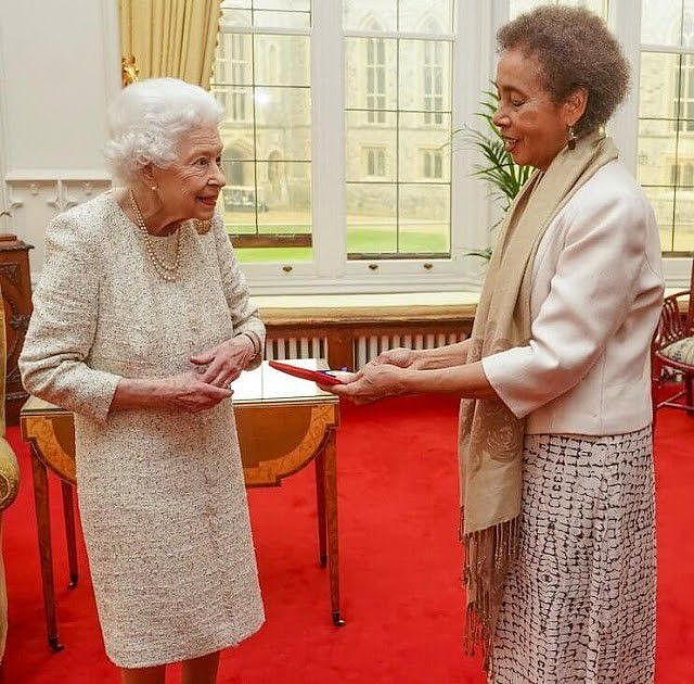 95岁英女王会见加拿大美女总督！穿印花裙好优雅，背脊驼得太严重 - 5