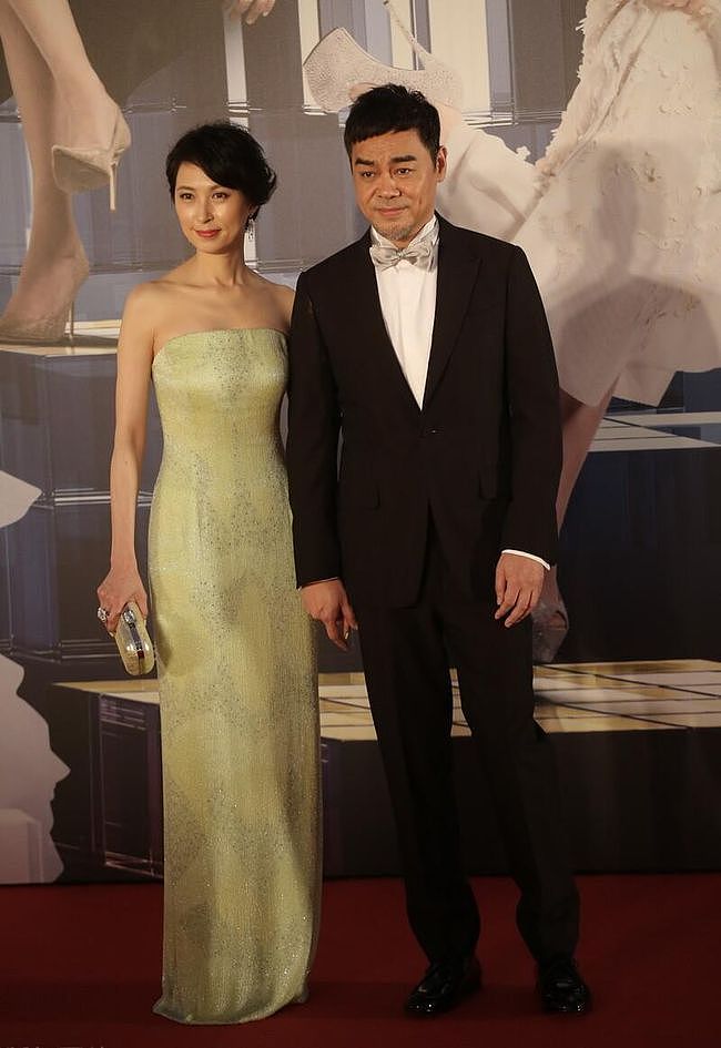郭蔼明和刘青云真般配，穿纯色长裙优雅又高贵，看脸不像是60后 - 7