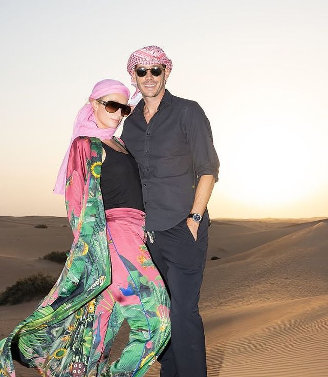 希尔顿大小姐和新婚丈夫游迪拜！戴头巾坐骆驼，度蜜月2个月真壕 - 4