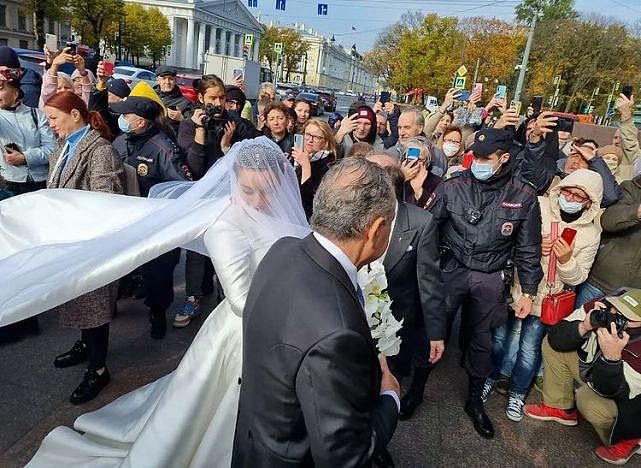 俄罗斯100多年来首个“王室婚礼”！40岁大公国大婚，新娘有点胖 - 10