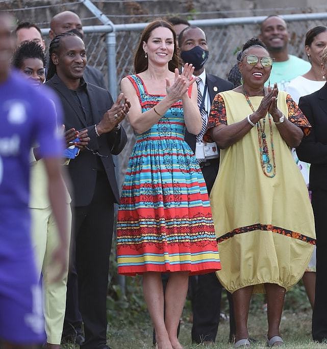 凯特访问牙买加新造型太嫩了！穿背带花裙像少女，一字锁骨太美了 - 3