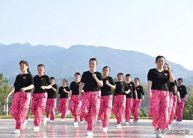安徽舒城祝福祖国出新意：一群美女跑到山顶上跳舞 - 1