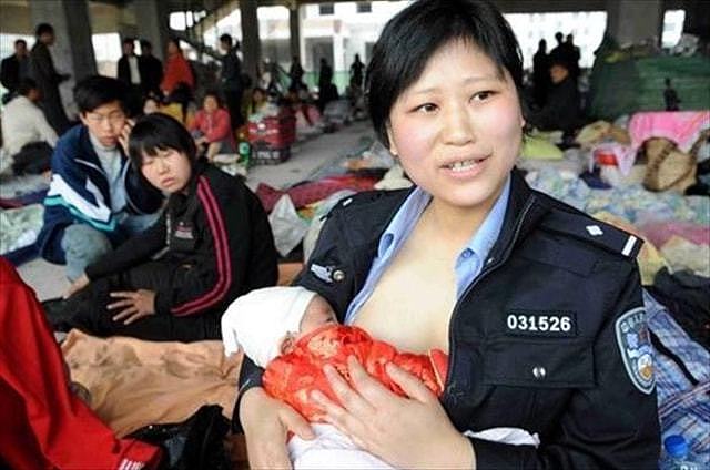 汶川地震中，她给婴儿当众喂奶，后被破格提拔，为何却饱受争议？ - 3