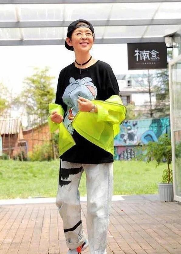 倪萍也有朋克的一面，穿宽大T恤配老爹裤，棒球帽歪戴挺有特色 - 1