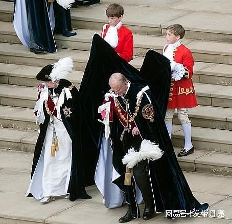 英国的提袍男童，必须由贵族子弟担任，曾在女王演讲时晕倒 - 6