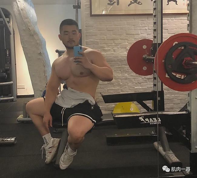 32岁上海肌肉壮男太撩了，这胸肌是真实存在的么？ - 16