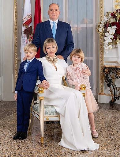 摩纳哥亲王的私生子亮相！29岁女儿穿低胸装，与7岁的龙凤胎同框 - 3