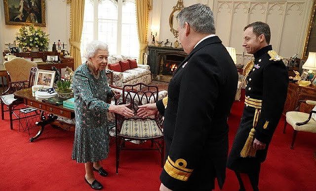 95岁英女王新冠恢复后首次会见宾客！穿印花蓝裙驼着背，令人心疼 - 8