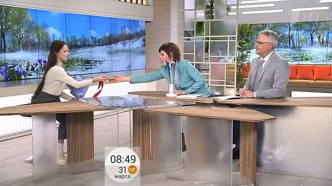 天仙下凡!谢尔巴科娃上俄罗斯电视节目,一袭白衣优雅晒出冬奥金牌 - 9