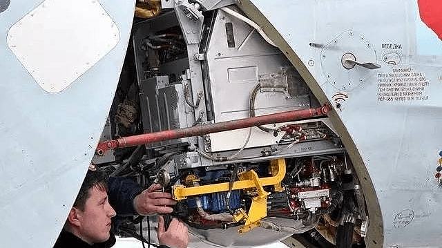 拆卸一架苏-27战斗机的雷达罩给你看里面的设备 - 6