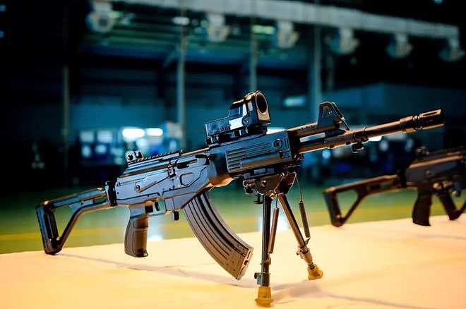 越南国产化的STV枪族，实际上是授权制造的Galil和改造的AK - 8