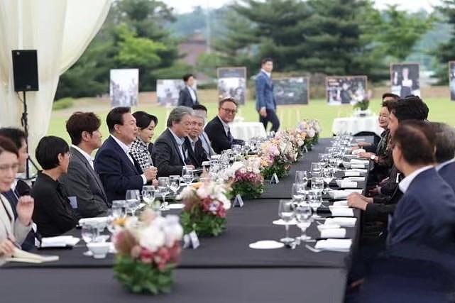 韩总统夫妇亮相宴请明星！第一夫人穿千鸟格惊艳出场，高调秀恩爱 - 4