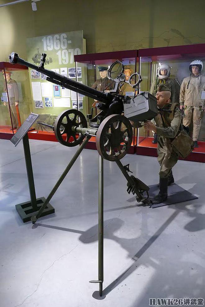 俄罗斯博物馆为高射机枪配备模特 展现射手紧张状态 准备随时开火 - 1