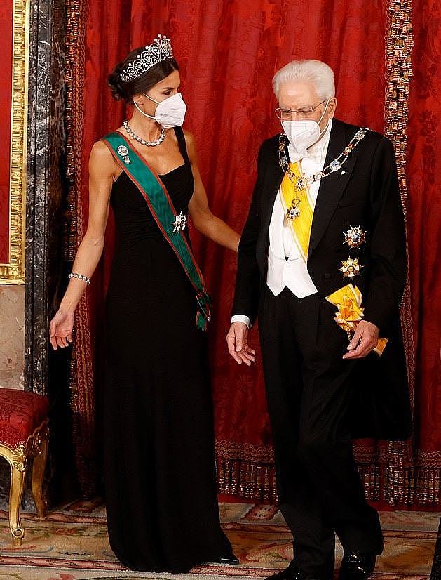 西班牙王室举行国宴！莱后黑裙配奢华皇冠太美，大颗钻石项链耀眼 - 8