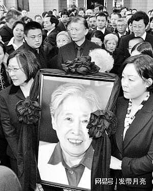 王光美晚年生活低调，逝世后葬礼上来了2位神秘人物，众人动容 - 6