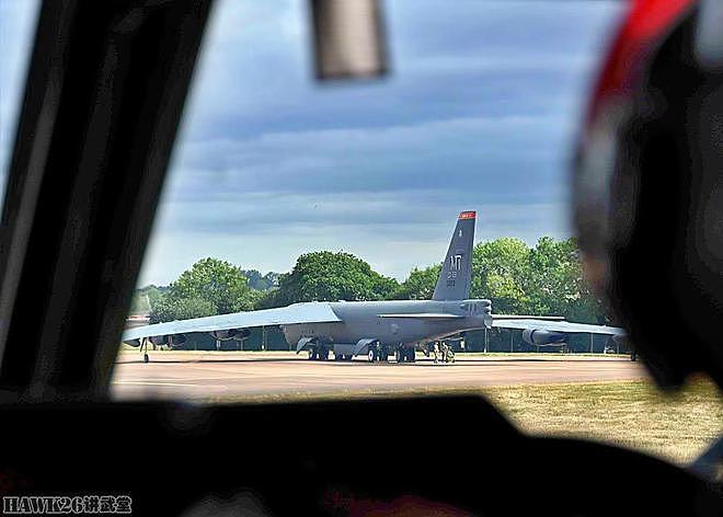 美军两架B-52H飞越欧洲大陆 与多国战机联合训练 展示战略威慑力 - 1