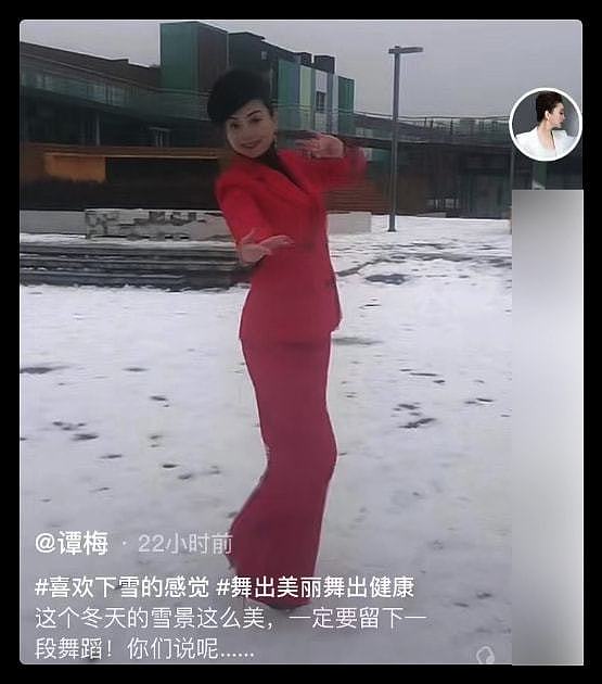 朱军51岁妻子雪地秀舞姿，脚踩细高跟无压力，穿红西装小细腰显眼 - 1