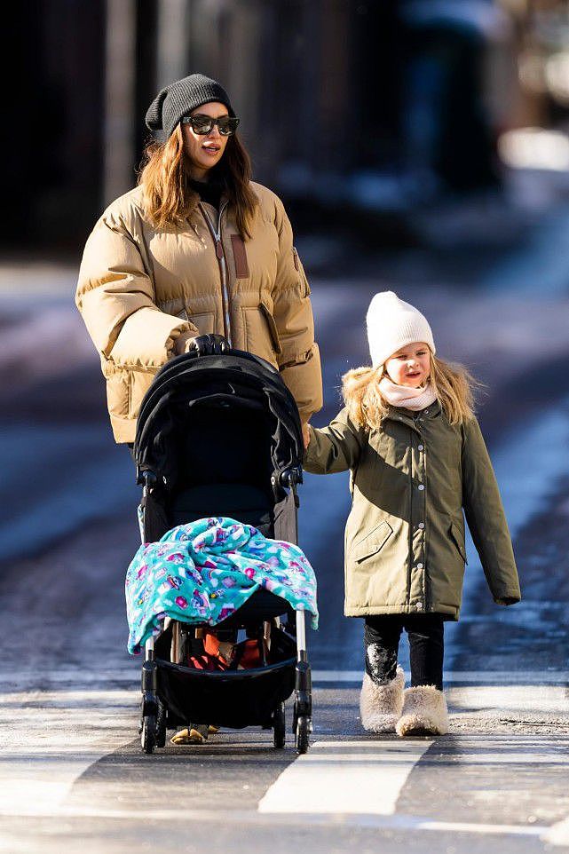 伊莲娜带女儿新年首次出街！4岁Lea宝又高又瘦，头戴白帽子贼可爱 - 9