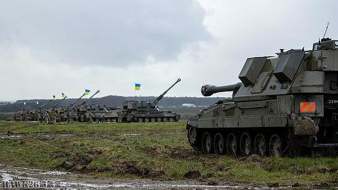 乌克兰士兵操作AS90自行榴弹炮在英国实弹射击 英军教官认真培训 - 9