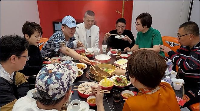 90岁杨少华晚年仍拼酒肉！参加聚会满桌鱼肉，全程端盘夹肉吃不停 - 2