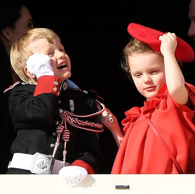 摩纳哥亲王的私生子亮相！29岁女儿穿低胸装，与7岁的龙凤胎同框 - 4