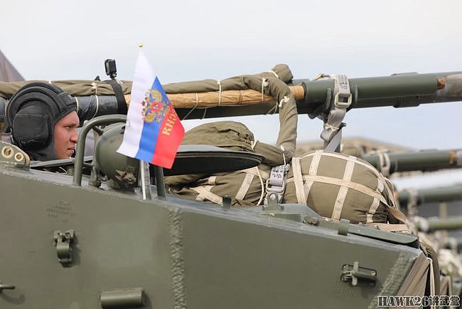 俄罗斯空降兵亮相“西方2021”演习 首次全员装备BMD-4M伞兵战车 - 12