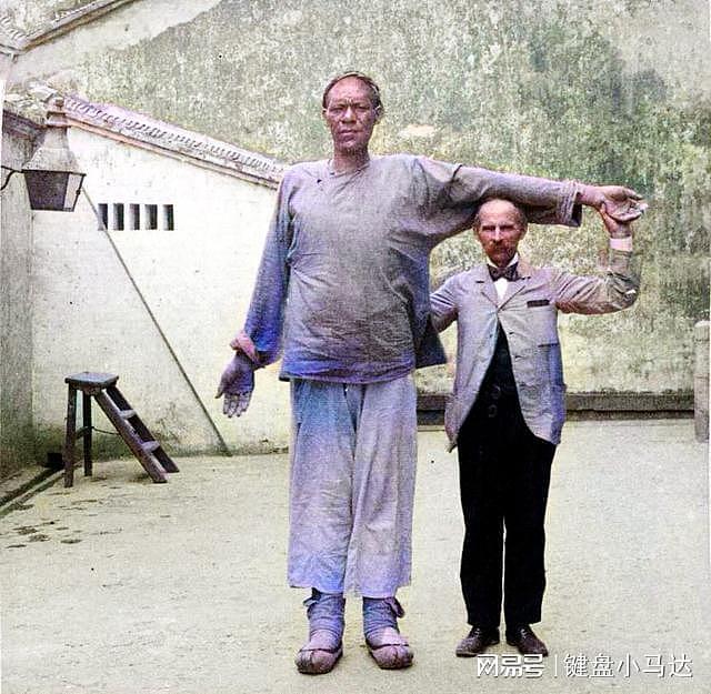 清末时期的武汉汉口，巨人高达两米二八，街头挑茶工络绎不绝 - 14