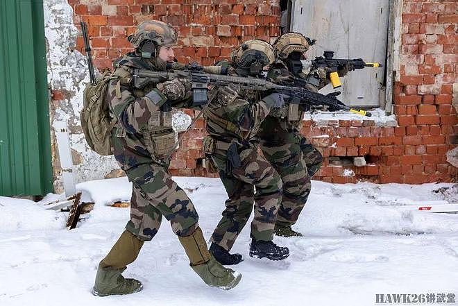 集腋成裘：用消防水龙迎接女飞行员 乌克兰士兵为RPG装迫击炮弹 - 13