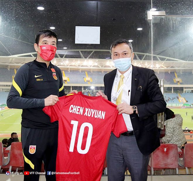 无语！陈戌源羞辱越南足协主席后，又和中国队对手合影，还换礼物 - 4