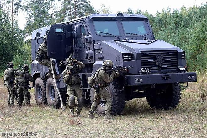细看：白俄罗斯“卫士”防地雷反伏击车 6×6军卡变身充当反恐先锋 - 1
