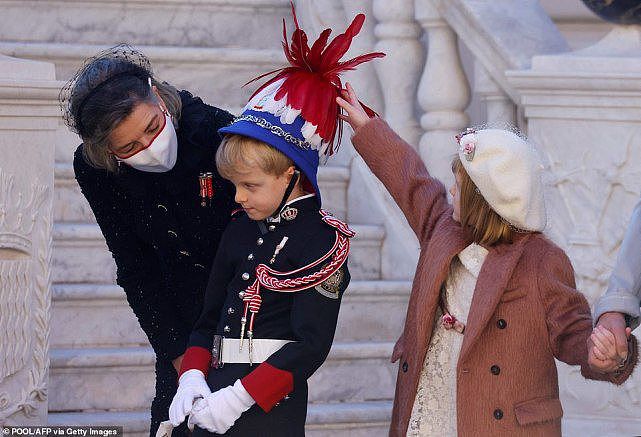 摩纳哥王妃缺席国庆日活动！6岁龙凤胎萌翻，小公主穿皮草太美了 - 3